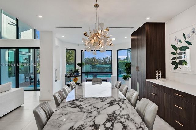 1572 NE 194th St, Miami, FL 33179