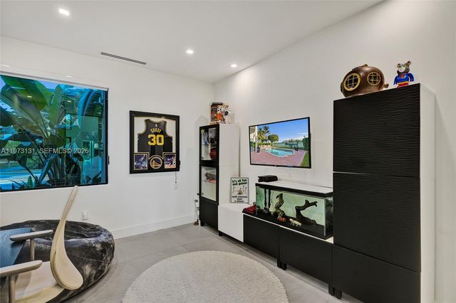 1572 NE 194th St, Miami, FL 33179