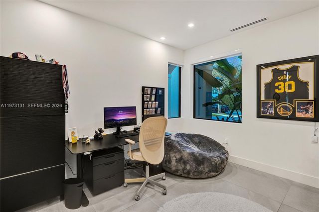 1572 NE 194th St, Miami, FL 33179