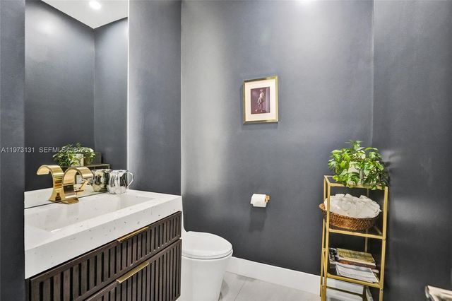 1572 NE 194th St, Miami, FL 33179