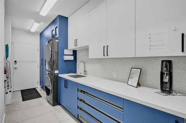 1572 NE 194th St, Miami, FL 33179