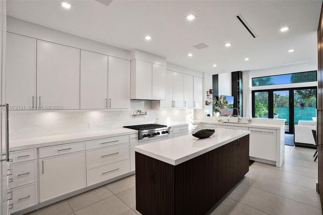 1572 NE 194th St, Miami, FL 33179