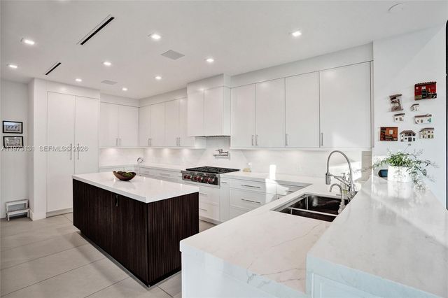 1572 NE 194th St, Miami, FL 33179