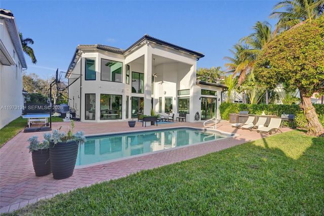 1572 NE 194th St, Miami, FL 33179