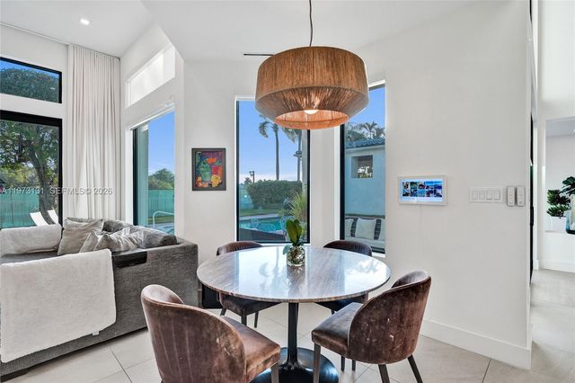 1572 NE 194th St, Miami, FL 33179