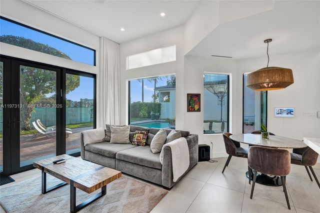 1572 NE 194th St, Miami, FL 33179