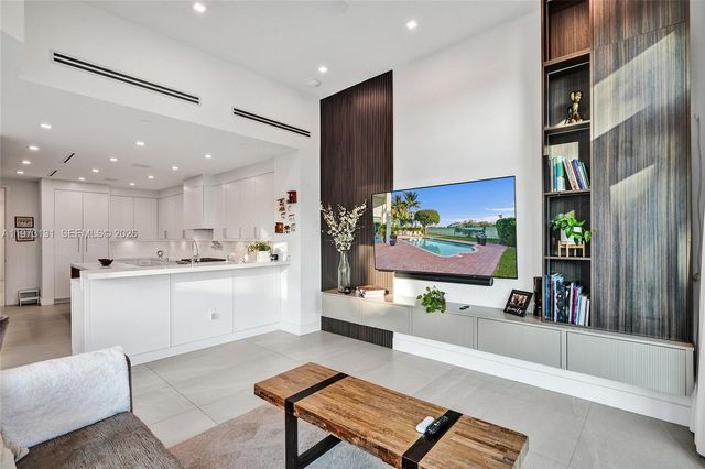 1572 NE 194th St, Miami, FL 33179