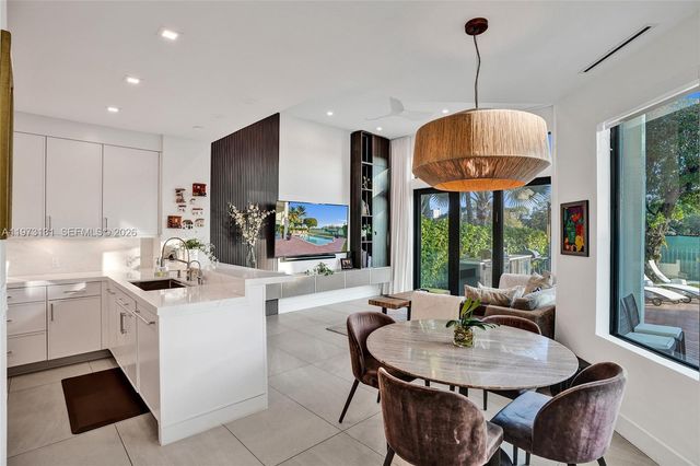 1572 NE 194th St, Miami, FL 33179