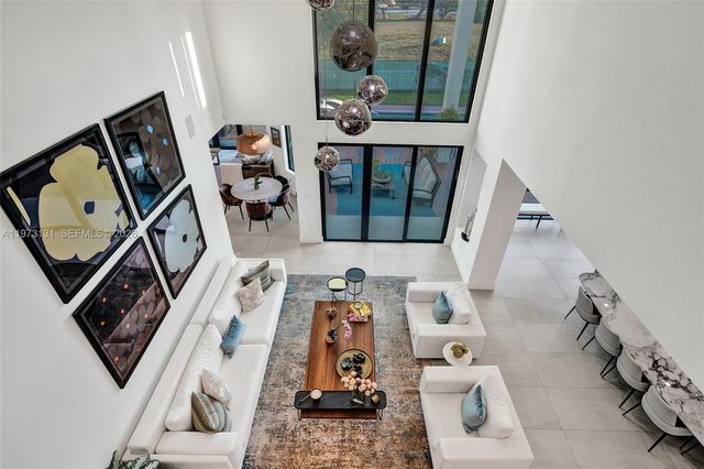 1572 NE 194th St, Miami, FL 33179