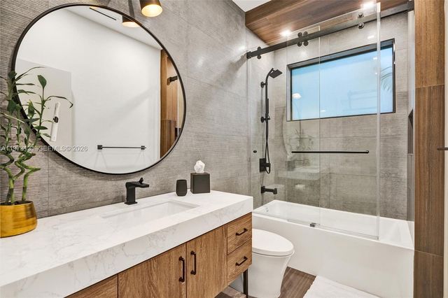 1572 NE 194th St, Miami, FL 33179