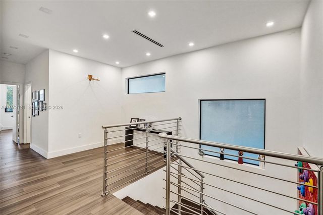 1572 NE 194th St, Miami, FL 33179