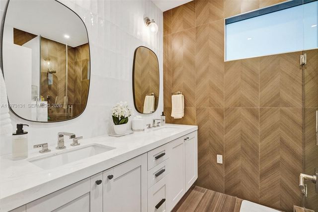 1572 NE 194th St, Miami, FL 33179