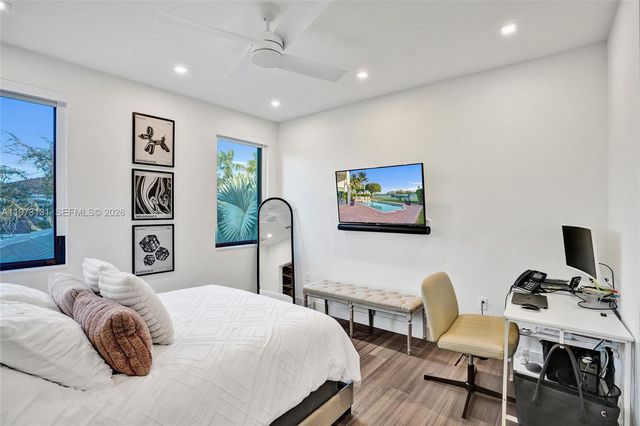 1572 NE 194th St, Miami, FL 33179