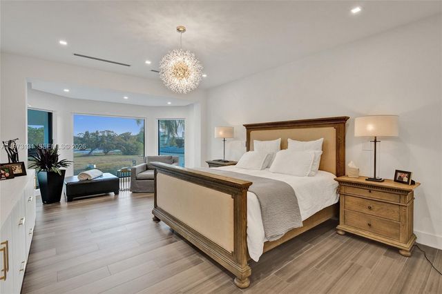 1572 NE 194th St, Miami, FL 33179