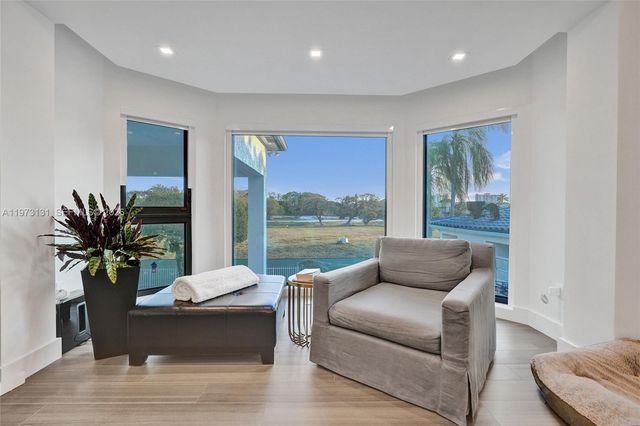 1572 NE 194th St, Miami, FL 33179