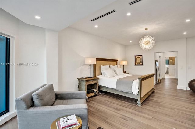 1572 NE 194th St, Miami, FL 33179