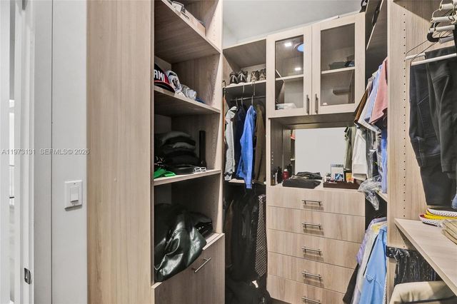 1572 NE 194th St, Miami, FL 33179