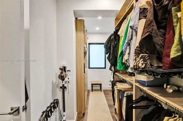 1572 NE 194th St, Miami, FL 33179