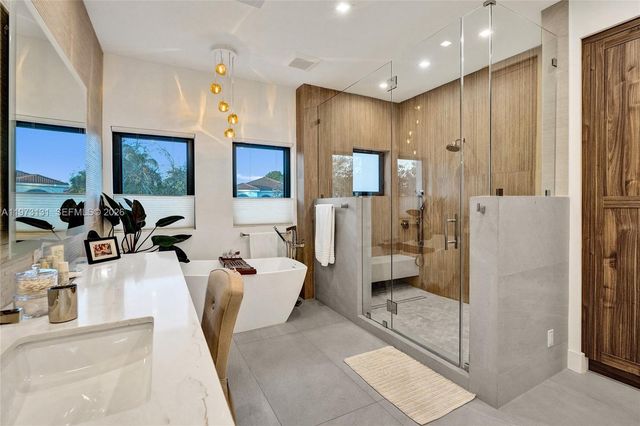 1572 NE 194th St, Miami, FL 33179