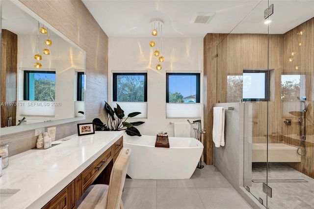 1572 NE 194th St, Miami, FL 33179