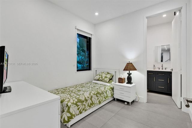 1572 NE 194th St, Miami, FL 33179