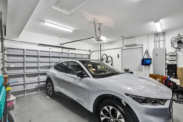 1572 NE 194th St, Miami, FL 33179