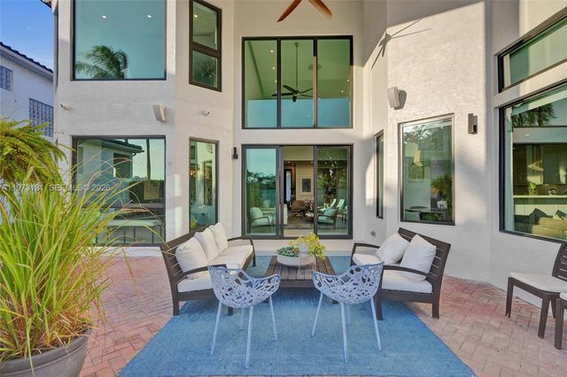 1572 NE 194th St, Miami, FL 33179