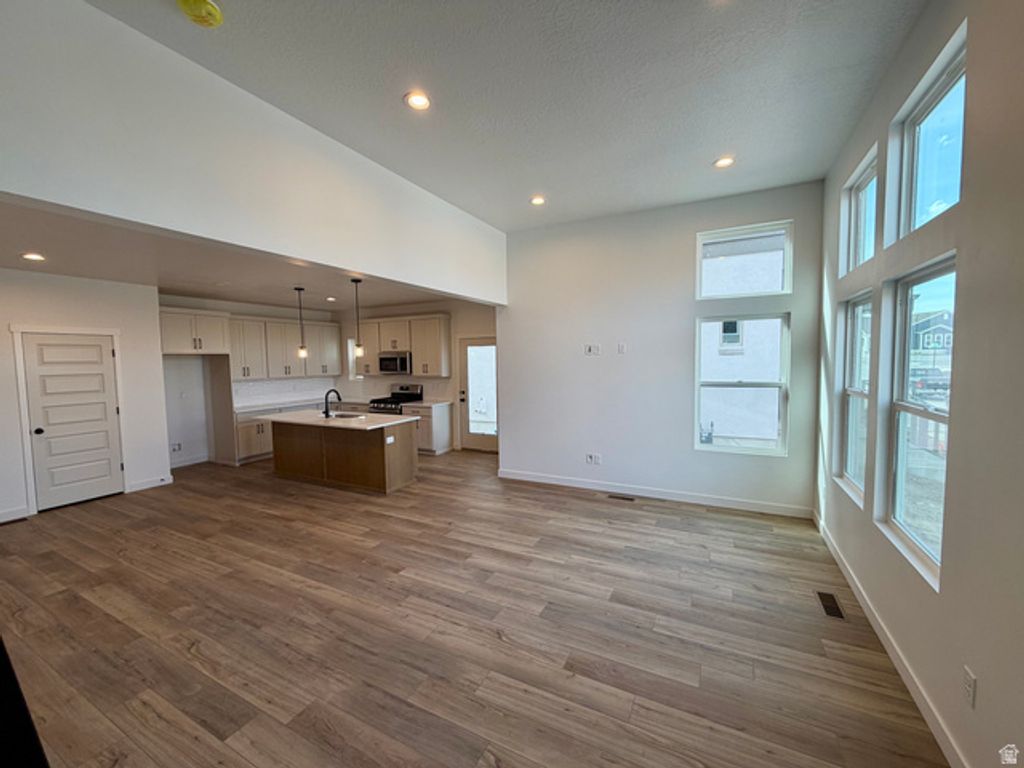 Image 6 of property listing at 7029 W LAKE AVE, South Jordan, UT 84009