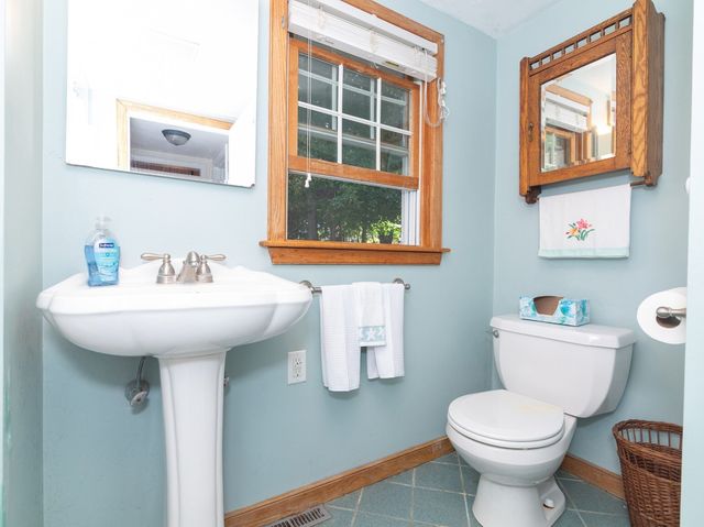 5 Mansion Rd, Wayland, MA 01778