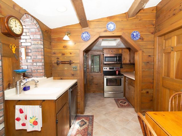 5 Mansion Rd, Wayland, MA 01778
