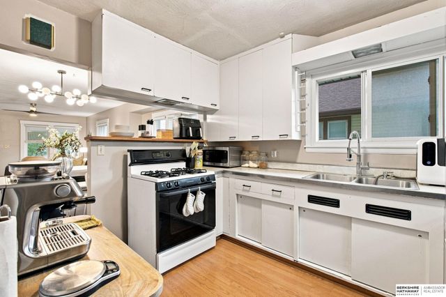 823 N 43 Street, Omaha, NE 68131