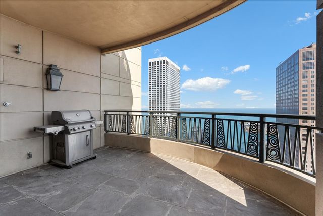 800 N Michigan Avenue 5501, Chicago, IL 60611