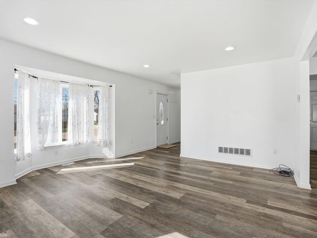 506 W Woodside Avenue, Madison Heights, MI 48071