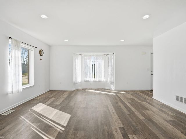 506 W Woodside Avenue, Madison Heights, MI 48071