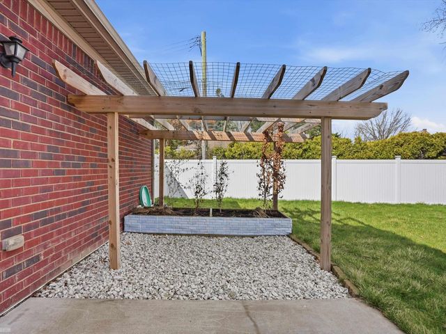 506 W Woodside Avenue, Madison Heights, MI 48071