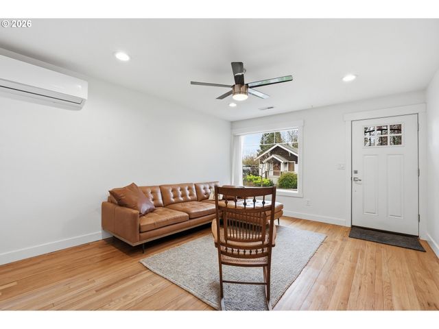 8817 N HARTMAN St, Portland, OR 97203