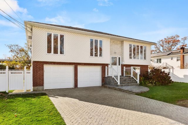 157 N Alleghany Avenue, Lindenhurst, NY 11757