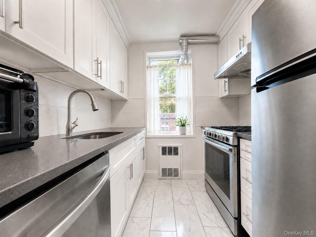 65-65 Wetherole Street 5R, Rego Park, NY 11374 — photo 2