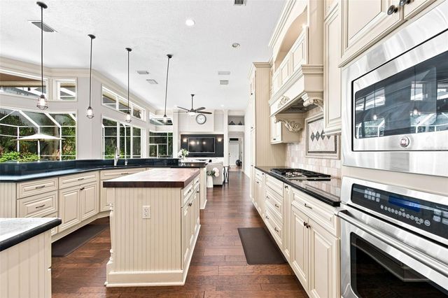 9212 PINE ISLAND COURT, Tampa, FL 33647