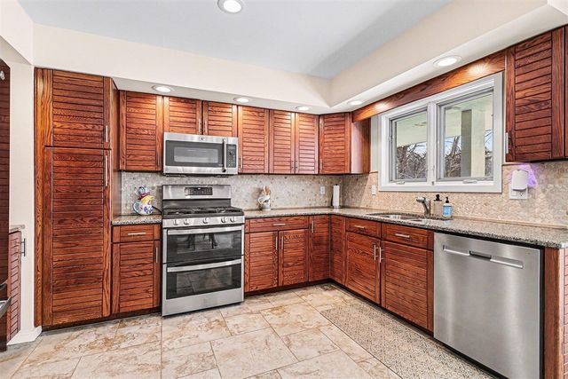 1134 S Lakeside Drive, Battle Creek, MI 49015