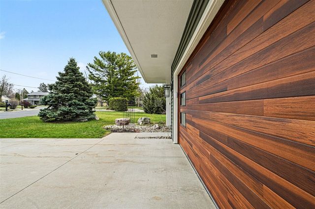 1134 S Lakeside Drive, Battle Creek, MI 49015