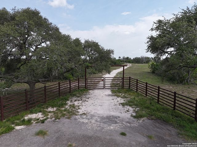 4552 Mineral Cemetary Rd, Beeville, TX 78102