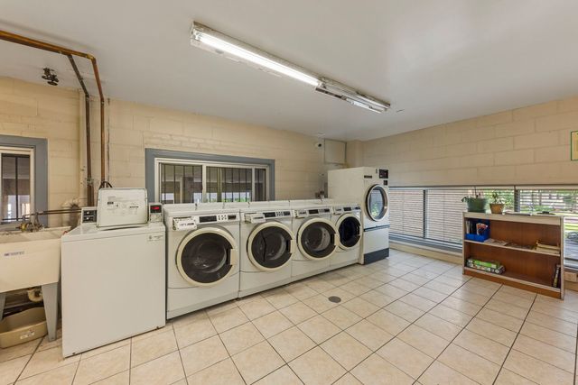 151 N Kenilworth Avenue 4G, Oak Park, IL 60301