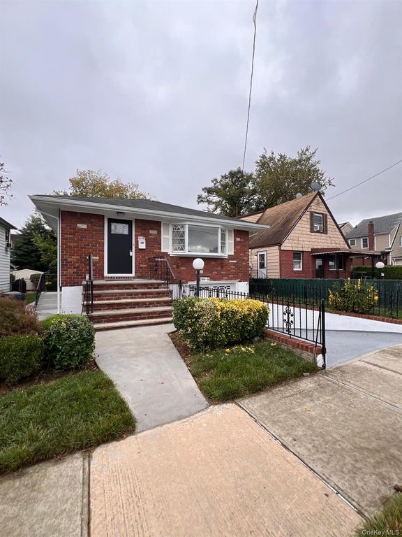 18918 Tioga Dr, Saint Albans, NY 11412