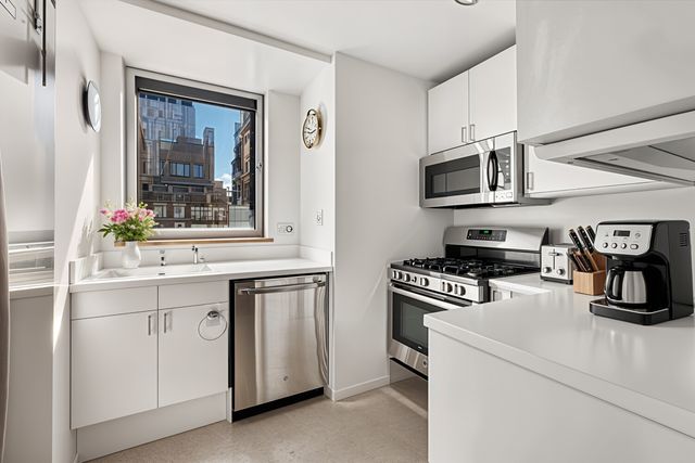 301 W 57th St Apt 28C, New York City, NY 10019