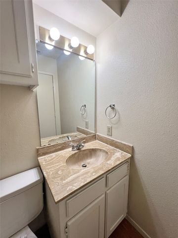 929 W Hickory Street A14, Denton, TX 76201