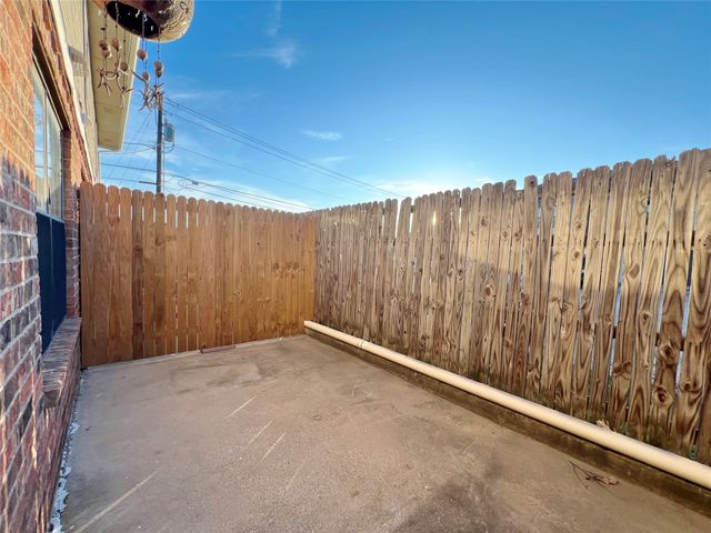 929 W Hickory Street A14, Denton, TX 76201