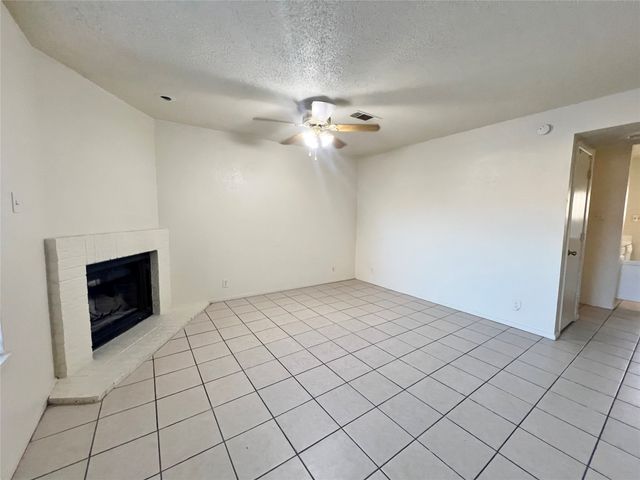 929 W Hickory Street A14, Denton, TX 76201