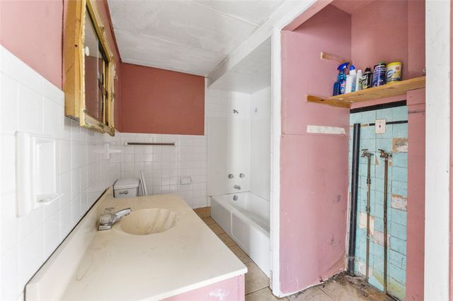 303 Agnew Rd, Jeannette, PA 15644