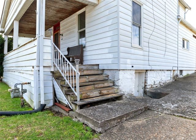 303 Agnew Rd, Jeannette, PA 15644